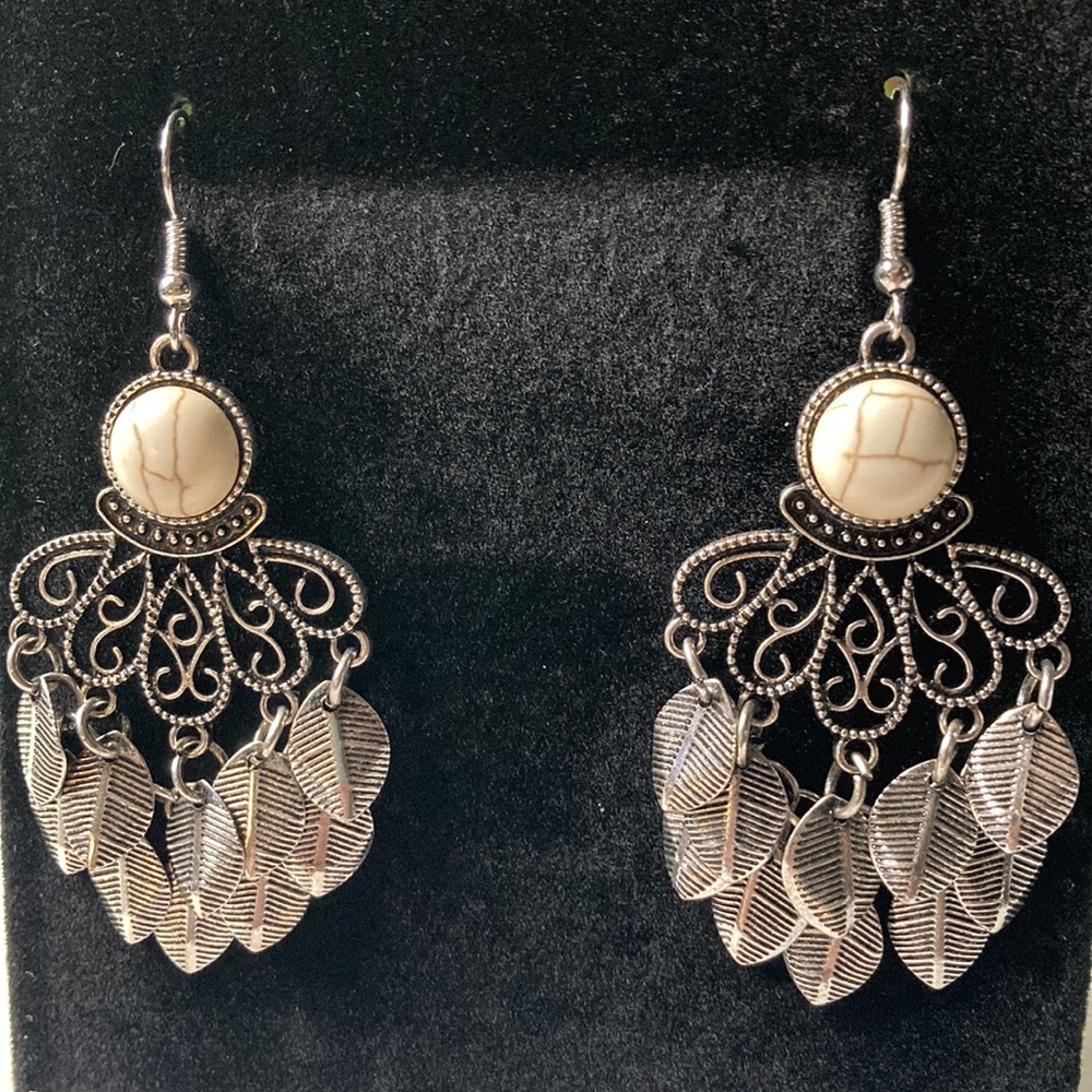 🌟New! Beautiful Off white Crackle Bead w/ Dreamy dangling feathers earrings! - Picture 2 of 2